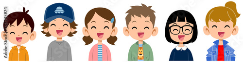 笑顔の子どもたちの上半身
