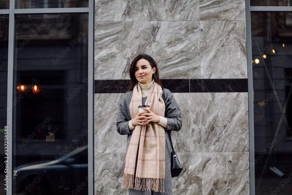 Obraz premium Woman portrait walking in the street