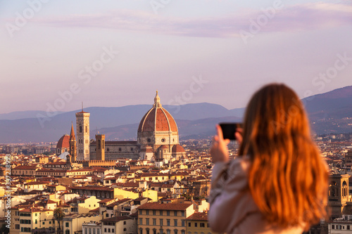 Fotomurale girl making a photo shoot of Florence with the smartphone