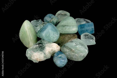 Tableau sur toile Aquamarine (from Latin: aqua marina, sea water) is a blue or cyan variety of beryl