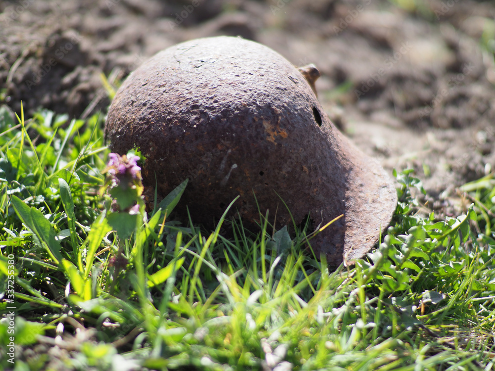 Foto de Wehrmacht Rusty M35 Helmet WWII Damaged By Bullets And Shrapnel ...
