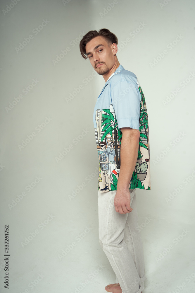 Modelo con camisa hawaiana Modelo con camisa hawaiana