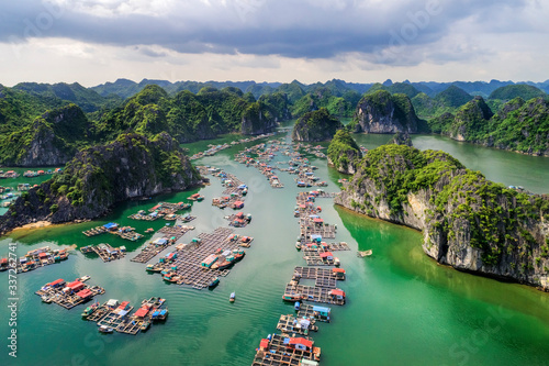 Obraz na plátně Floating fishing village and rock island in  Lan Ha  Bay, Vietnam, Southeast Asia