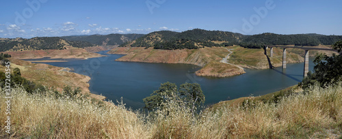 Canvas-taulu Low water levels in a Californian reservoir