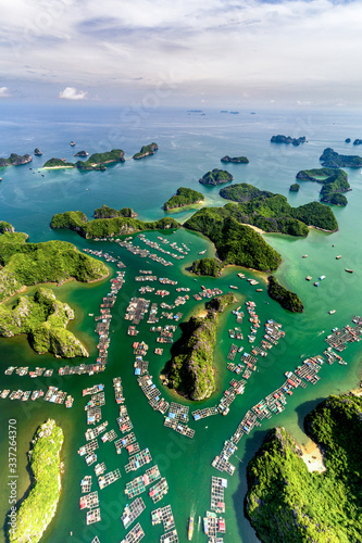 Obraz na plátně Floating fishing village and rock island in  Lan Ha  Bay, Vietnam, Southeast Asia