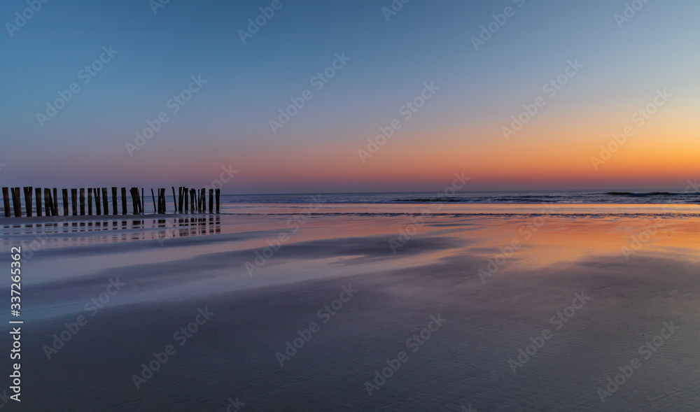 Zachód słońca na plaży w Bergen aan Zee, Holandia Północna