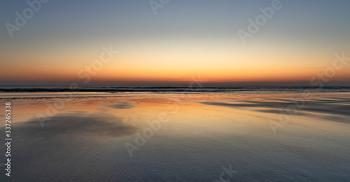 Zachód słońca na plaży w Bergen aan Zee, Holandia Północna © Bozena