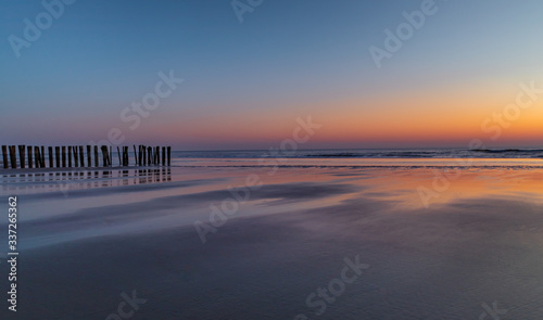 Zachód słońca na plaży w Bergen aan Zee, Holandia Północna