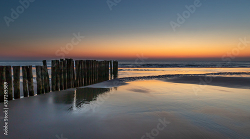 Zachód słońca na plaży w Bergen aan Zee, Holandia Północna. © Bozena