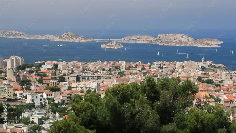 Vue aérienne des îles du Frioul au large de la ville de Marseille.
Vue aérienne des îles du Frioul au large de la ville de Marseille.