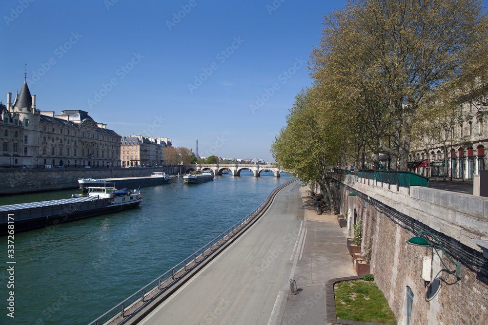 Paris vide, sans circulation, sans personnage dans les rue, pendant le confinement du à l’épidémie du Coronavirus. 
quais de Seine fermés. péniche devant le pont Neuf