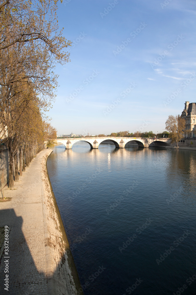 Paris vide, sans circulation, sans personnage dans les rue, pendant le confinement du à l’épidémie du Coronavirus.
Quai de Seine fermé. Pont royal