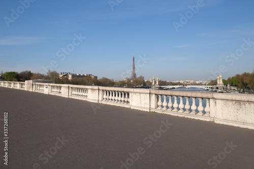 Paris vide, sans circulation, sans personnage dans les rue, pendant le confinement du à l’épidémie du Coronavirus. Vue à partir du pont Neuf sur la Seine et la tour Eiffel