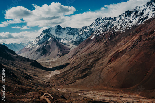 paisaje de montañoso nevado