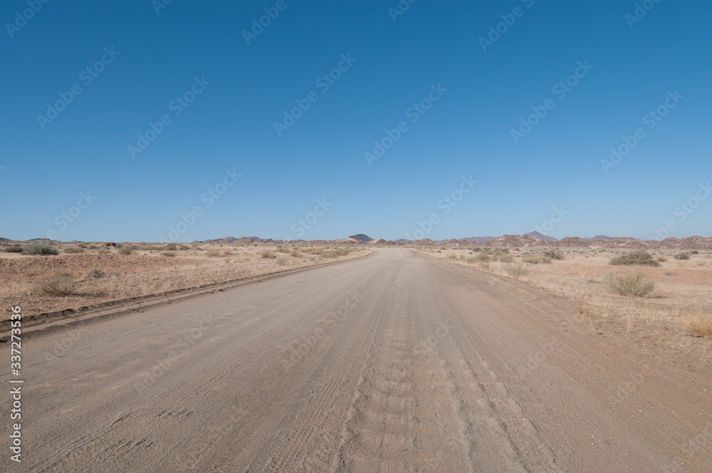 strada sterrata nel deserto del namib