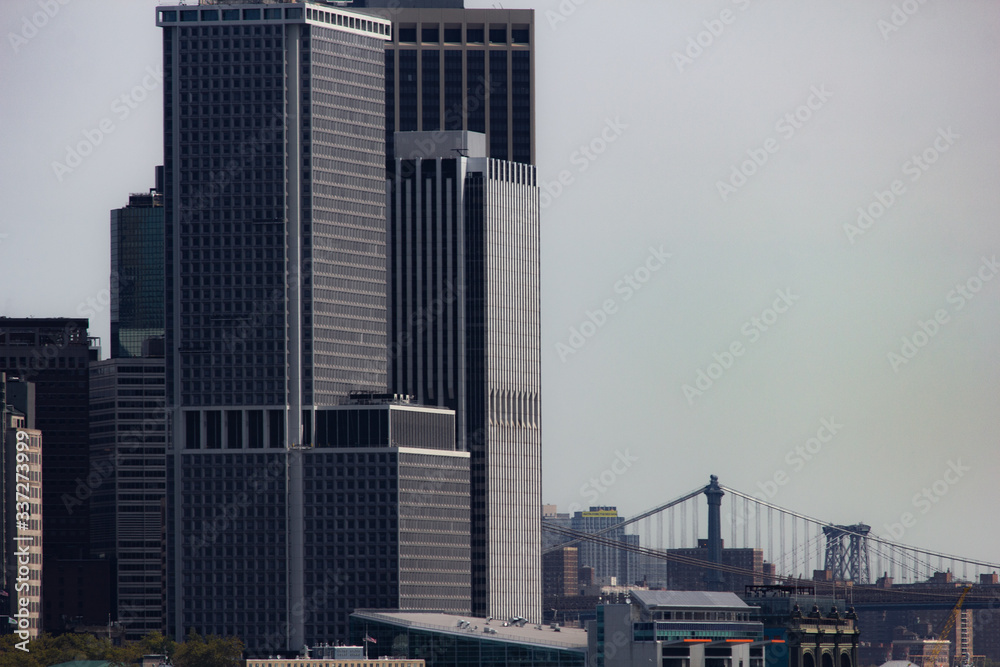 Obraz premium New York City skyline with clear sky and buildings, skyscrapers