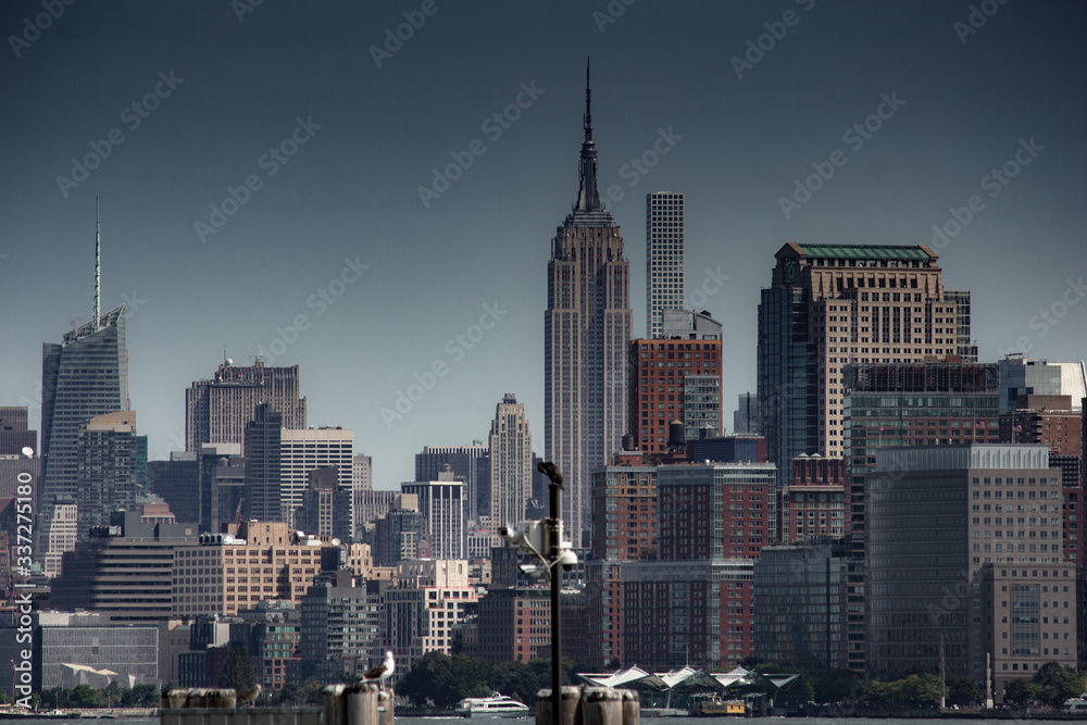 Fototapeta premium New York City skyline with clear sky and buildings, skyscrapers