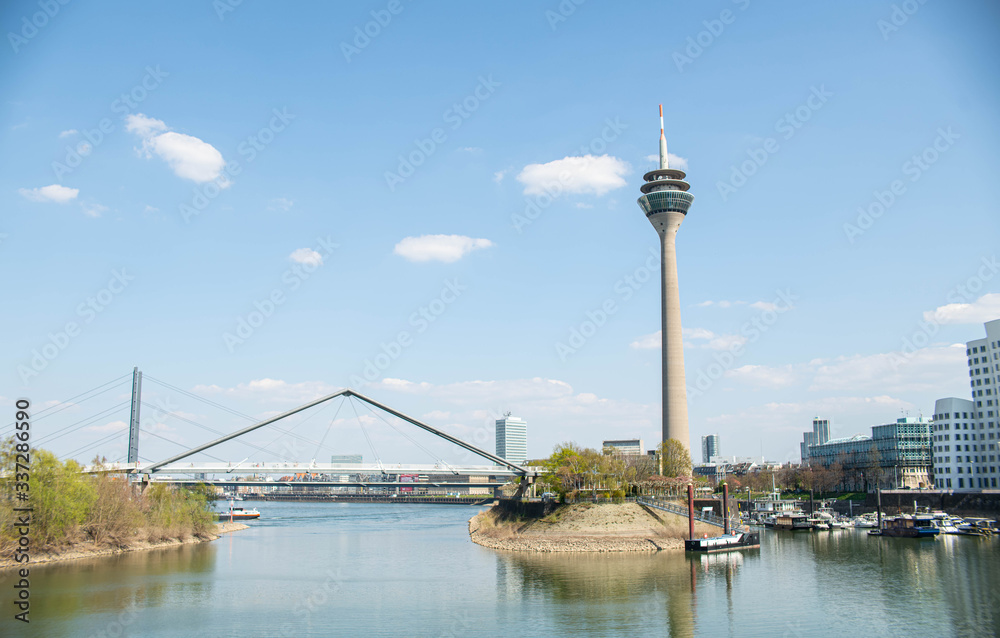Düsseldorf Fernsehturm am Rhein