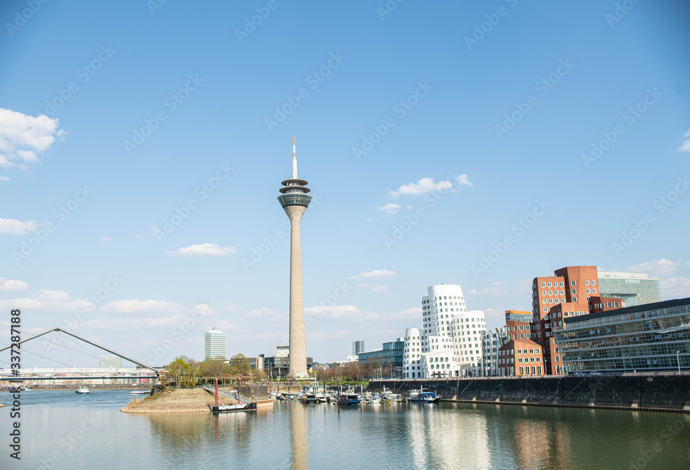 Düsseldorf Fernsehturm am Rhein