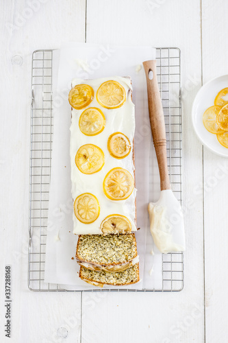 Lemon-poppyseed cake with cream cheese photo