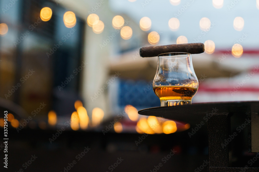 Φωτογραφία whiskey bourbon cigar