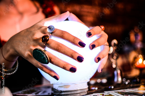 Konstfotografi gypsy seeing the future with her hands