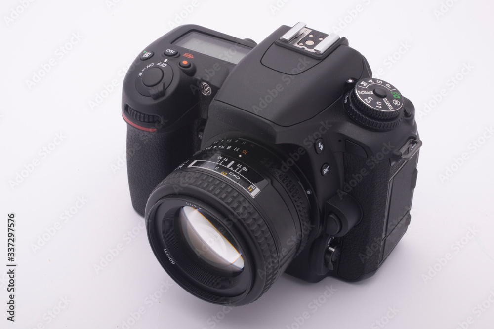 Fototapeta premium black SLR camera on a white background
