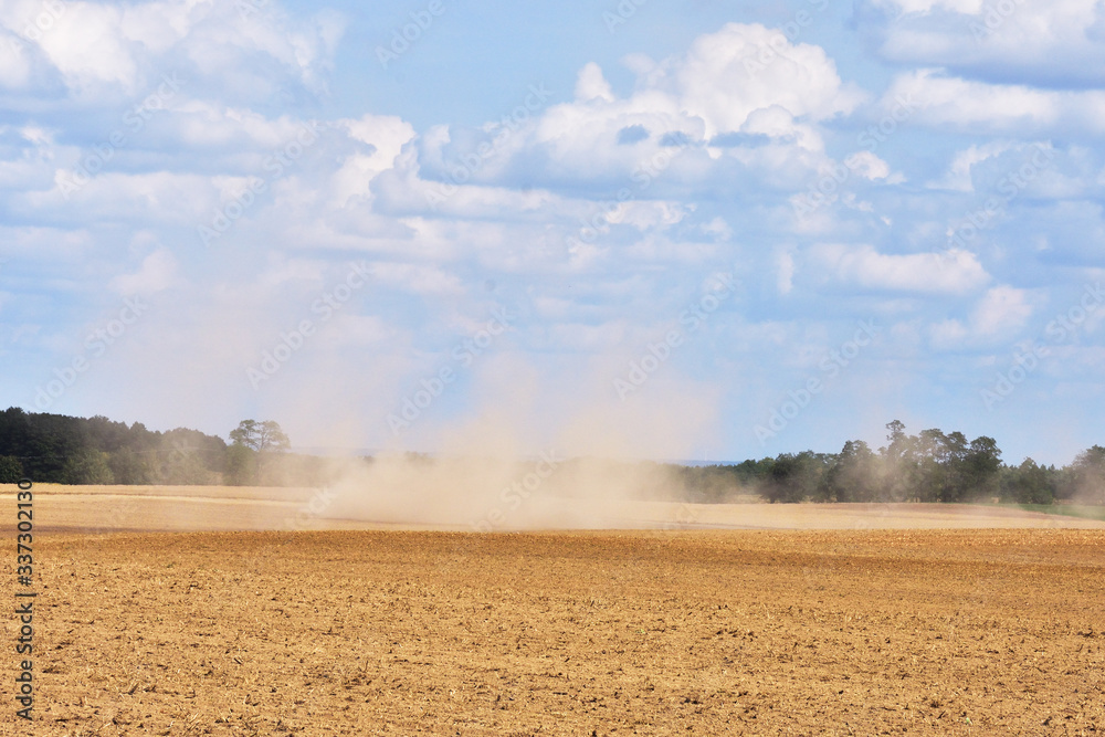 Fototapeta premium Traktor auf trockenem Feld 