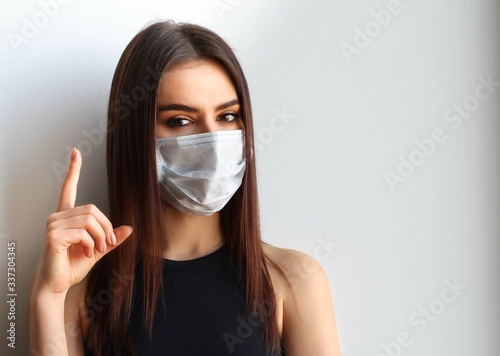 Obraz na płótnie Girl in a mask virus w salonie
