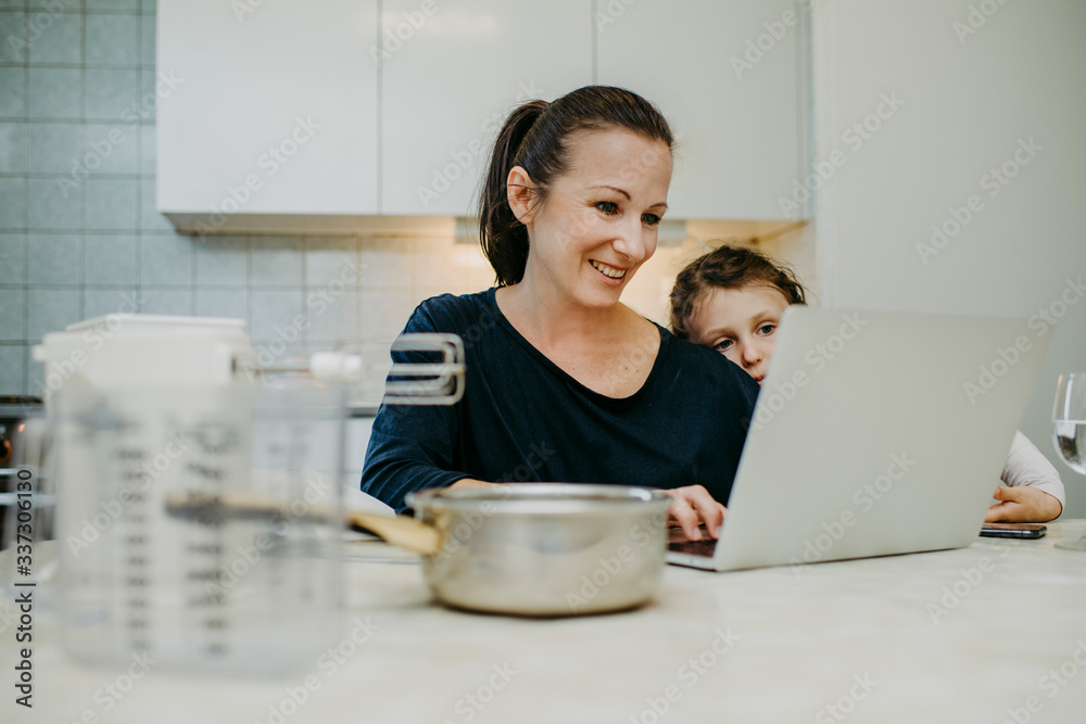 Mutter mit Tochter beim Home Office in der Küche Mutter mit Tochter beim Home Office in der Küche