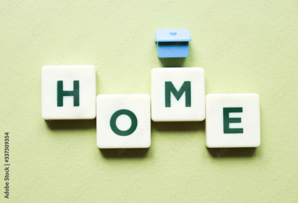 Obraz premium Blue house in front of the inscription