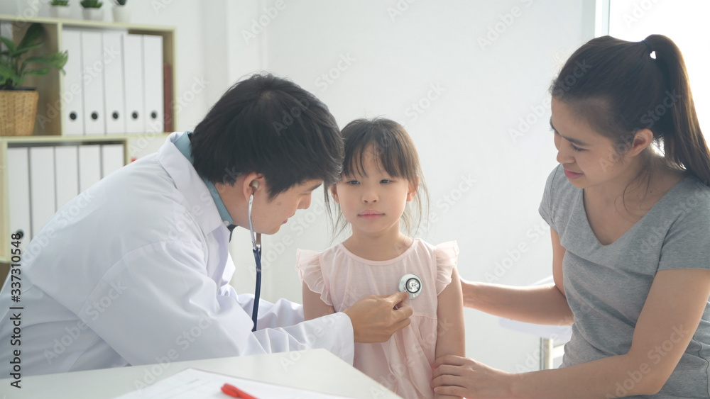 Obraz premium Medical concepts. The doctor is checking the patient's condition in the hospital. 4k Resolution.