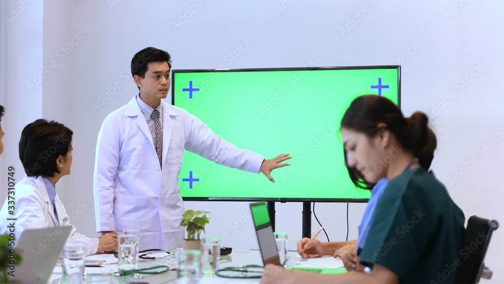 Obraz premium Medical concept. The doctor is explaining the meeting by previewing on a green screen. 4k Resolution.