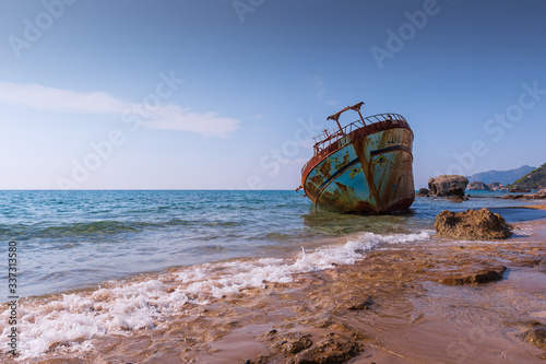 Schiffswrack am Strand auf der Griechischen Insel Korfu. photo