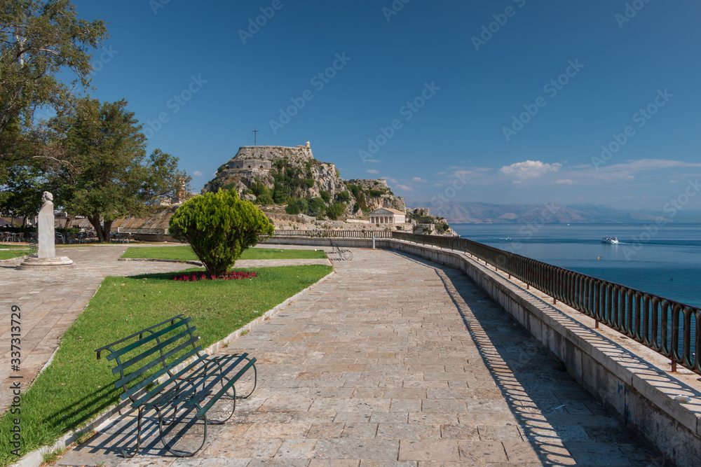 Griechischer Tempel und Festungsanlage in der Hafeneinfahrt von Korfu Stadt. Griechenland.