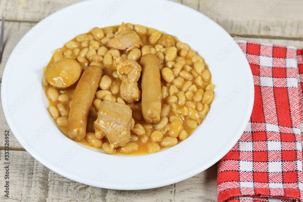 assiette de cassoulet (spécialité française) assiette de cassoulet (spécialité française)