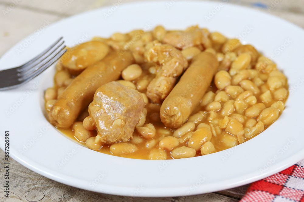 assiette de cassoulet (spécialité française) assiette de cassoulet (spécialité française)