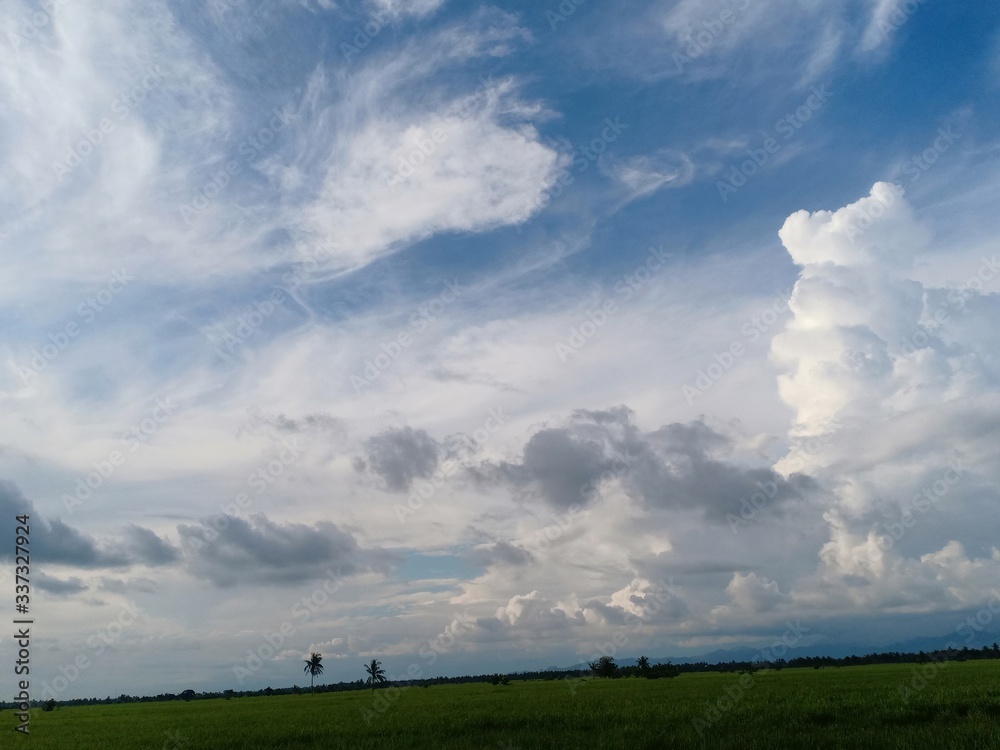 Obraz premium białe chmury na niebieskim niebie