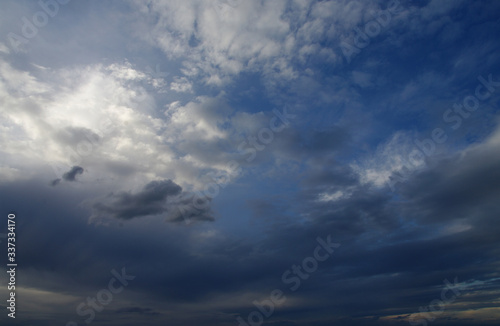 Fototapeta Naklejka Na Ścianę i Meble -  Cielo con nubes azul precioso