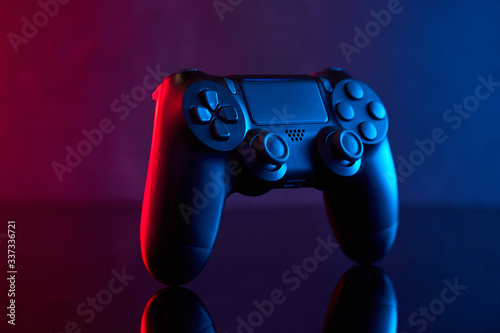 Canvastavla Sony Playstation 4 (PS4) DualShock 4 controller, videogame joystick or gamepad on a table