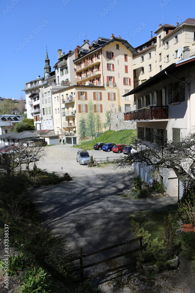 Façades d'immeubles situés derrière le centre-ville. Parking. Saint-Gervais-les-Bains. Haute-Savoie. France.