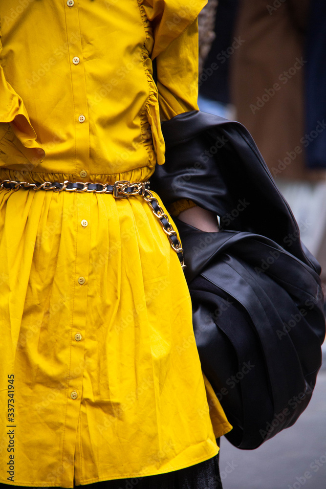 Fototapeta premium Street Style - Paris Fashion Week - Womenswear Fall/Winter 2020-2021 : Nina Ricci