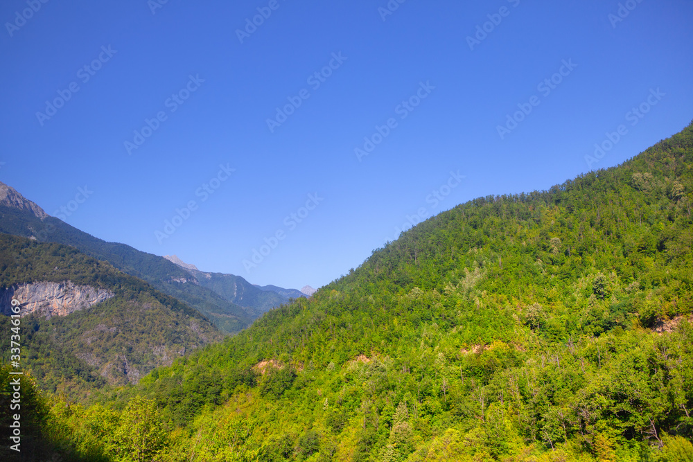 Fototapeta premium green mountain canyon scenery and blue sky 