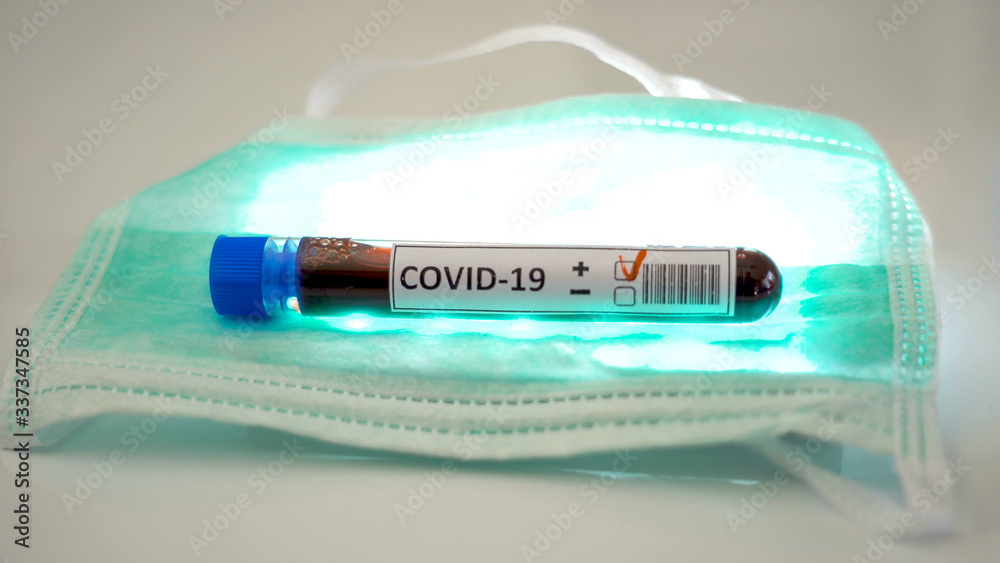 Obraz premium A face mask with the positive test for coronavirus