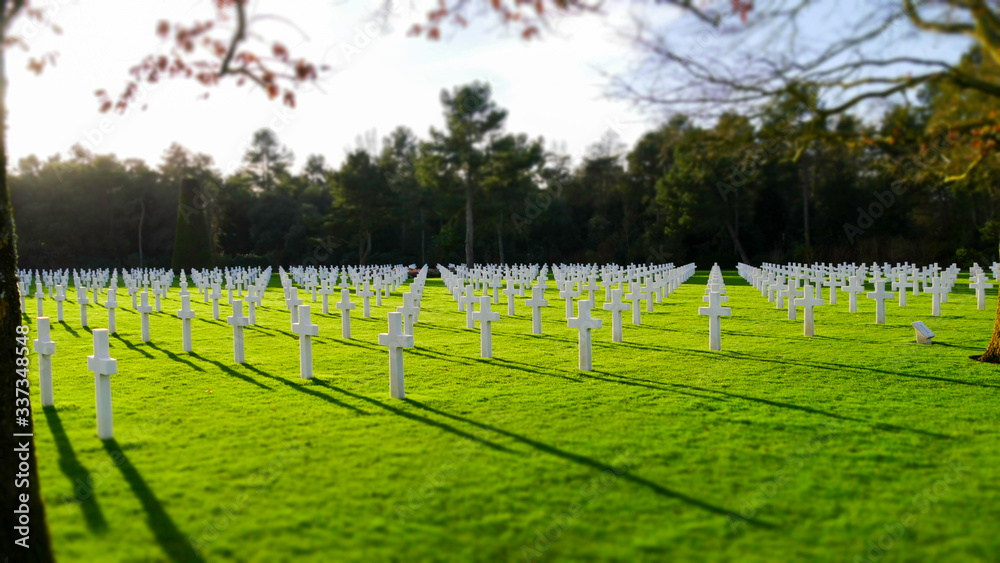 Cimetière américain de Colleville-sur-Mer dans la brume matinale Cimetière américain de Colleville-sur-Mer dans la brume matinale