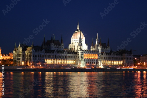 hungarian parliament at night budapest