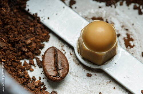 Fotografie surviving beans of coffee in a coffee grinder