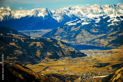 Obraz na płótnie Panorama na Alpy, widoczne miasteczko Kaprun i Zell am See w salonie