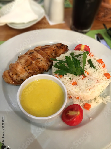 Obraz na płótnie Chicken fillet with sweet corn sauce w salonie