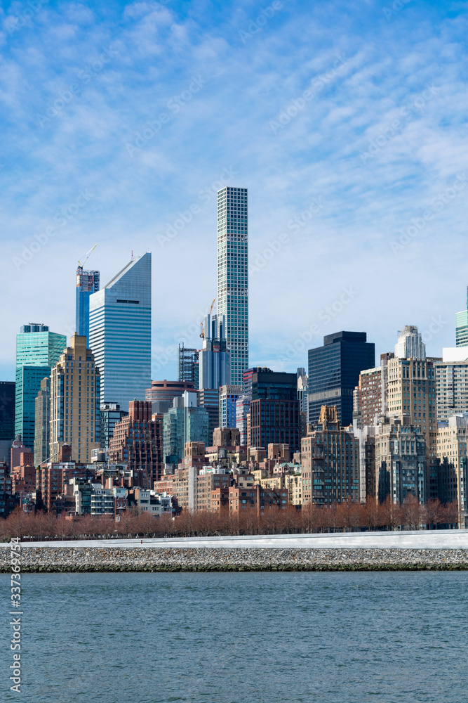 Fototapeta premium Midtown Manhattan Skyline along the East River in New York City